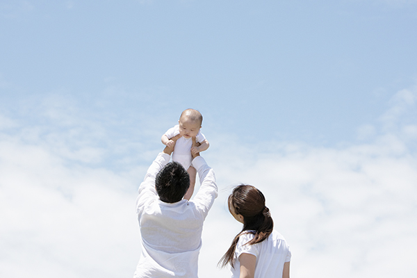子供を抱える父親と母親