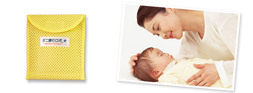 子供を見て微笑む母親