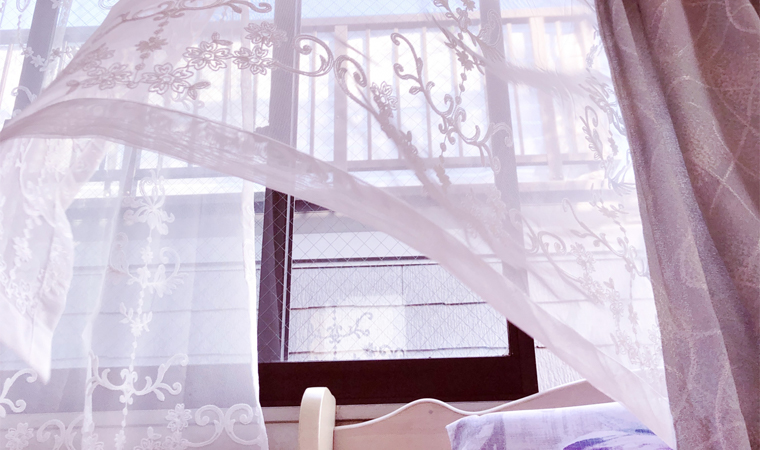 カーテン揺れる