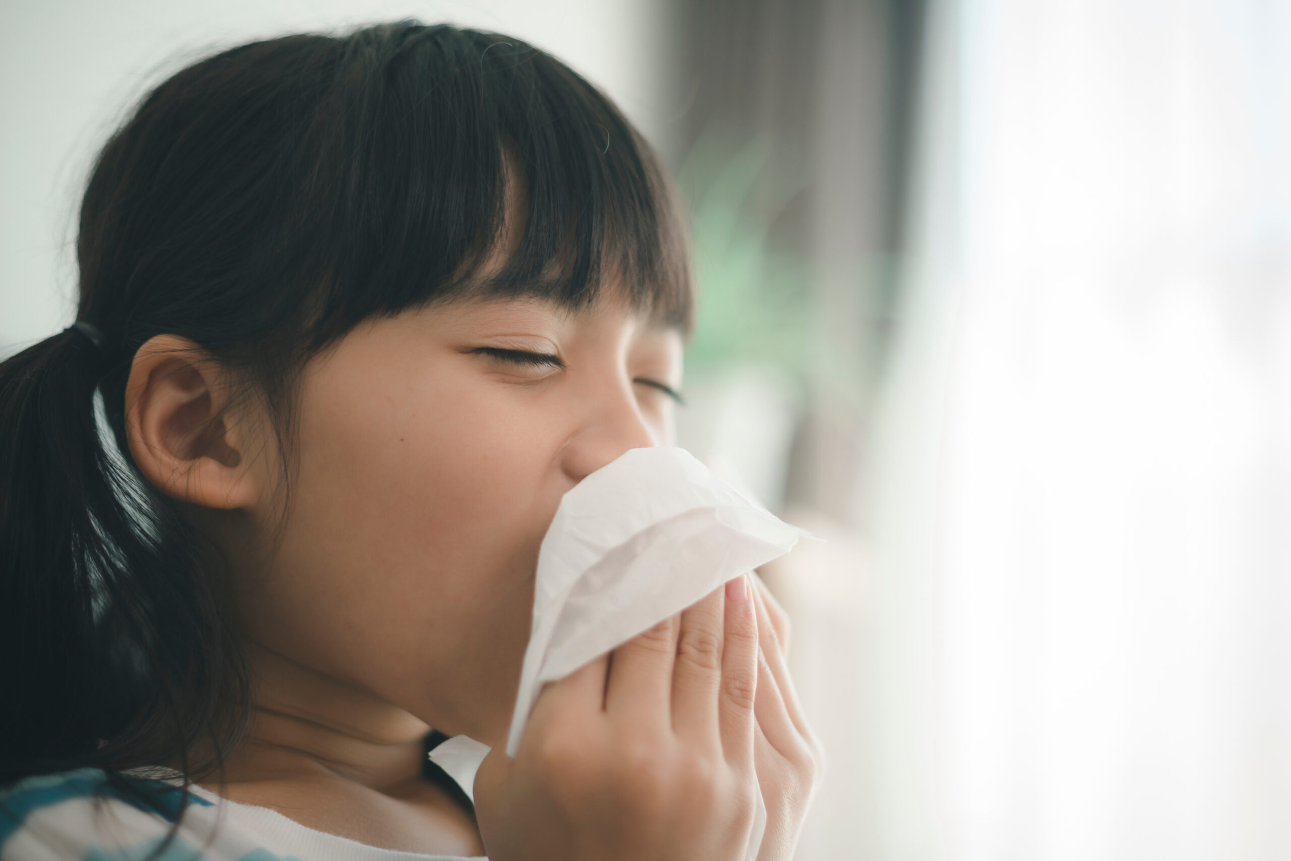 くしゃみをする子ども