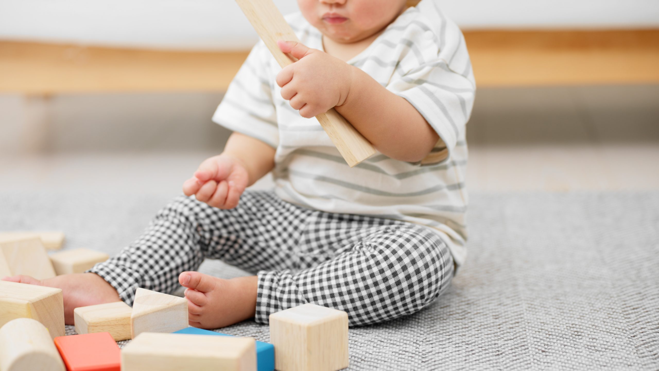 積み木で遊ぶ赤ちゃん