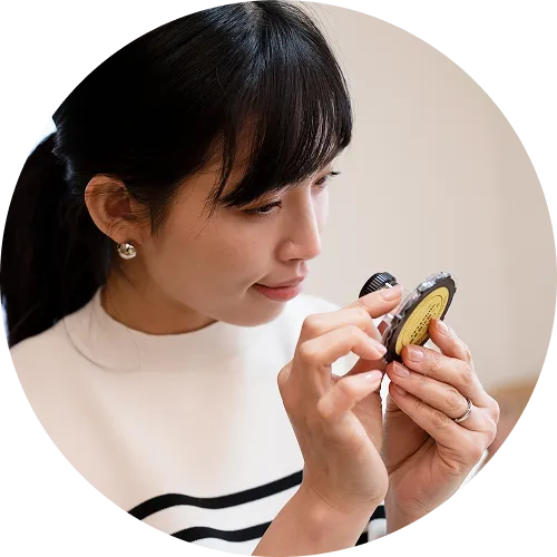 専用ルーペを覗き込んでいる女性