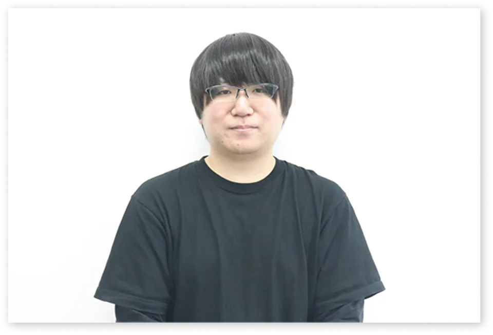 インタビューに答えるOさん