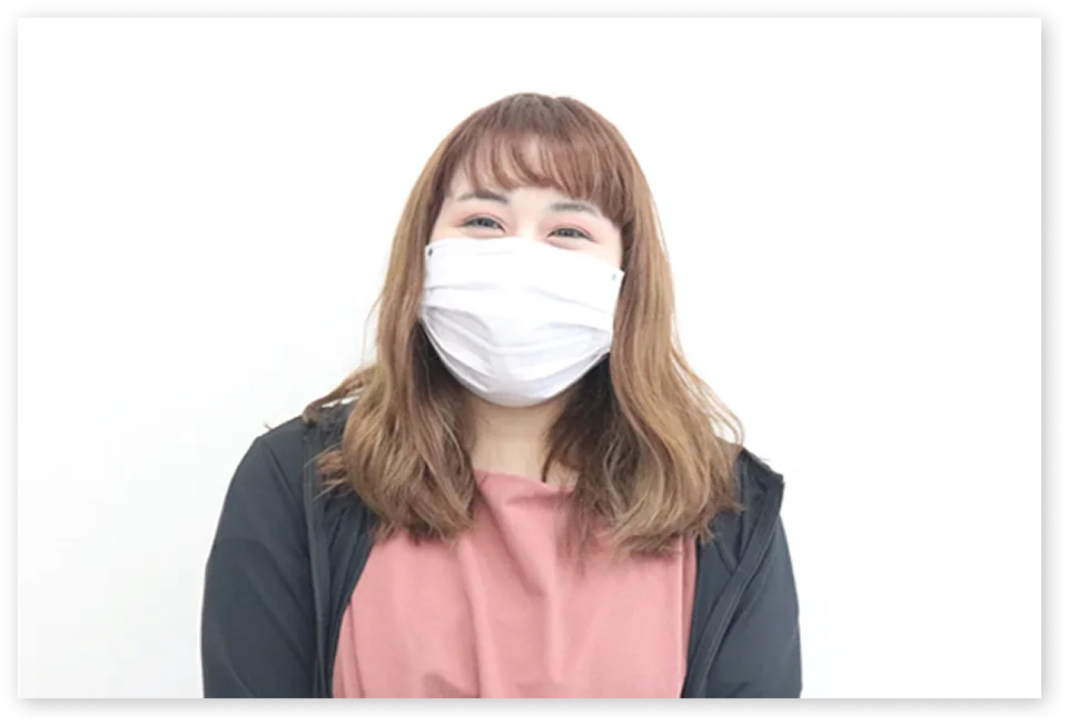 インタビューに答えるUさん