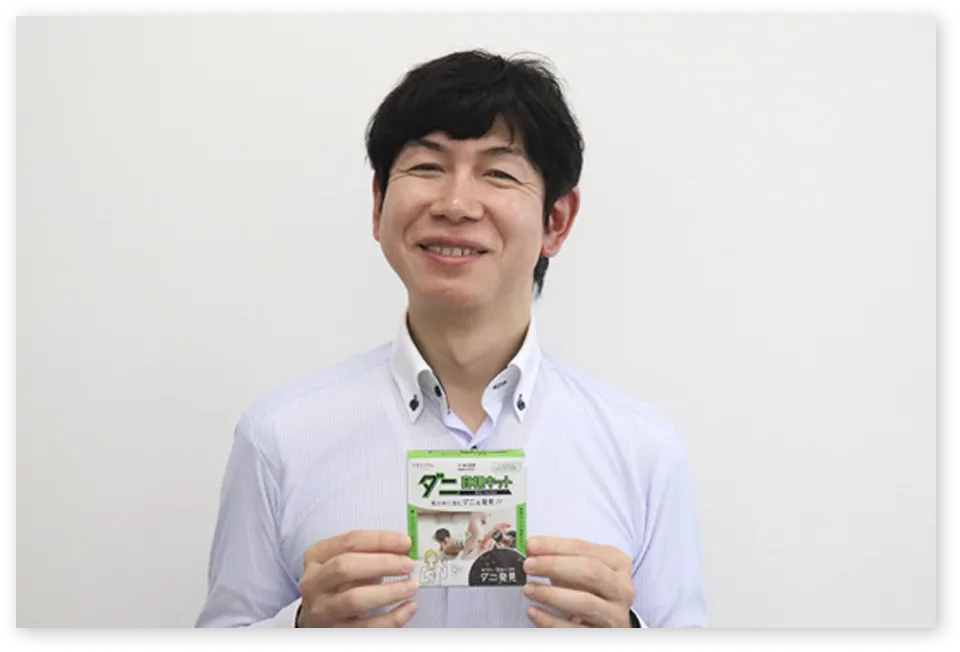 インタビューに答えるFさん