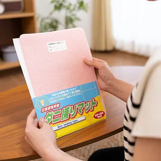 ダニ捕りマットを開封している