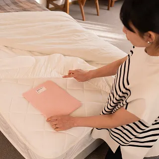 ダニ捕りマットをベッドに設置している