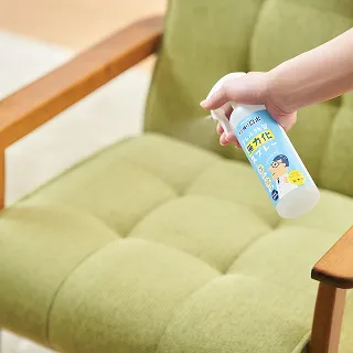 ソファにアレル物質無力化スプレーをかけている