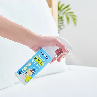 アレル物質無力化スプレーを噴射している