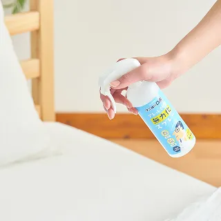 ベッドにアレル物質無力化スプレーを噴射している